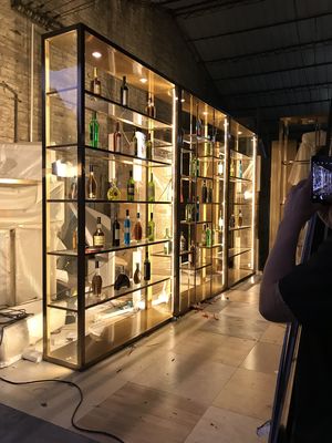 ভালো দাম বার টেবিল ওয়াইন ক্যাবিনেট উচ্চ ফুট পার্টিশন ক্যাবিনেট অনলাইন