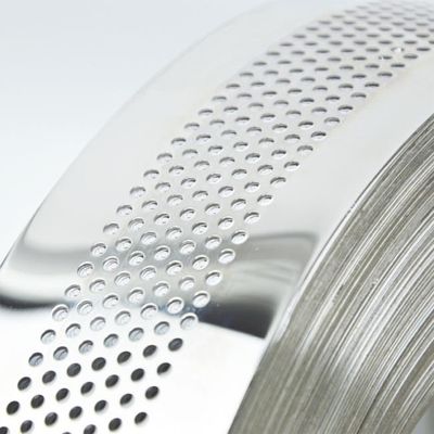 ভালো দাম পাঞ্চড মিরর পালিশ স্টেইনলেস স্টীল স্ট্রিপ কয়েল JIS 304 Antirust অনলাইন