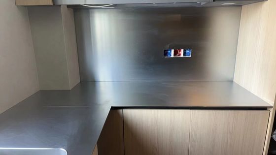 ভালো দাম অ্যান্টি-স্ক্র্যাচ 304 স্টেইনলেস স্টীল রান্নাঘরের কাউন্টারপ্লেস ওয়াটার কল সহ অনলাইন